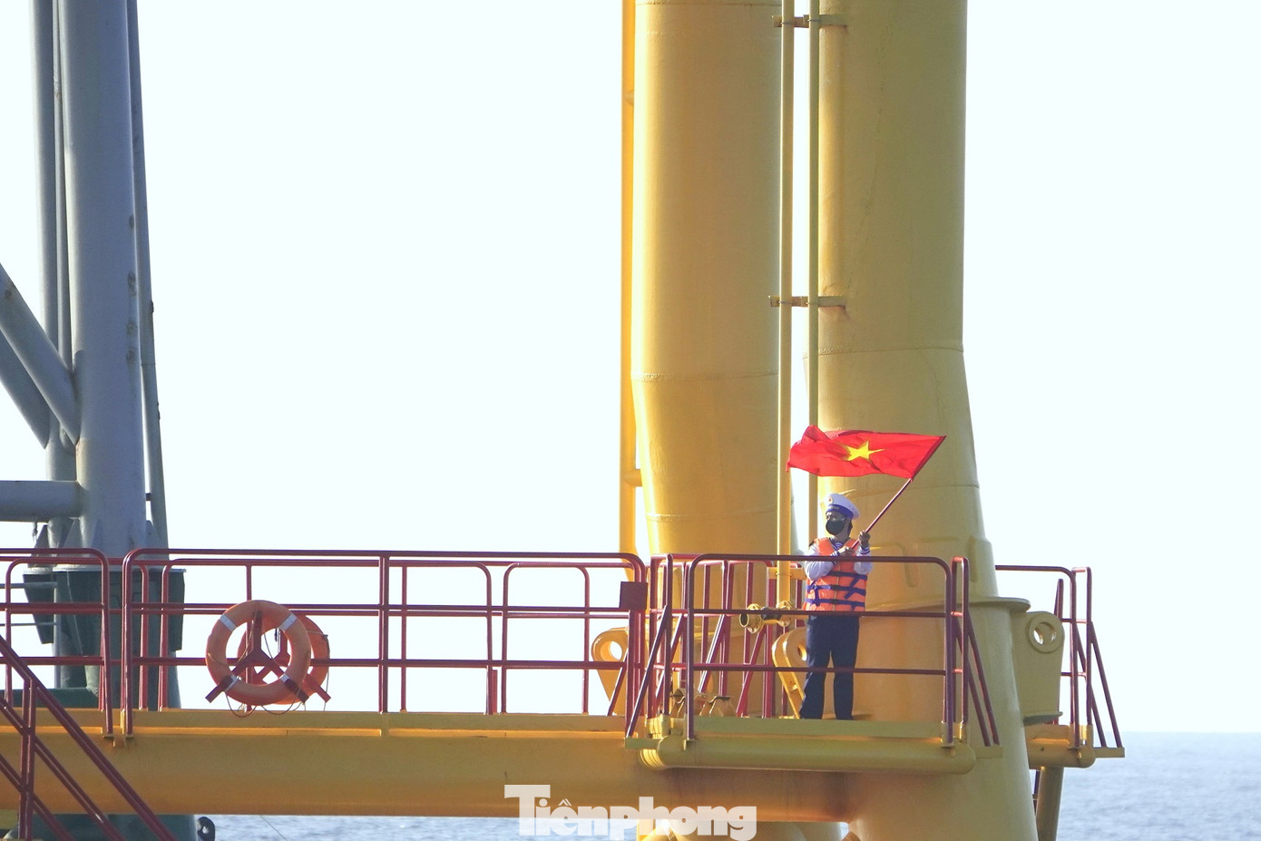 Chiến sĩ nhà giàn DK1/16 Phúc Tần chào đón đoàn công tác.