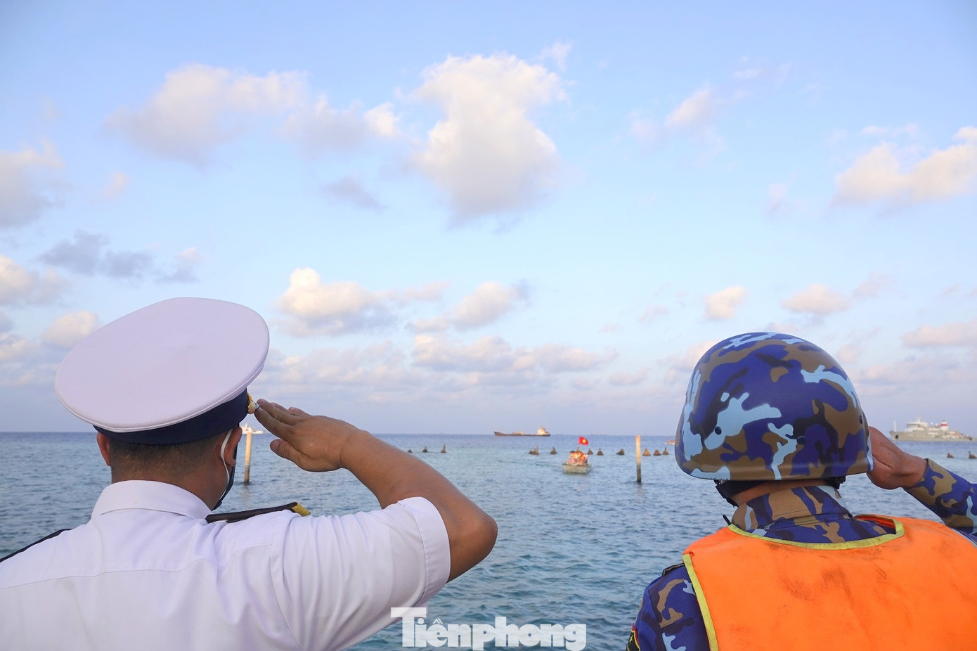 Cán bộ, chiến sĩ đảo Sinh Tồn Đông chào đón đoàn công tác tới thăm đảo.