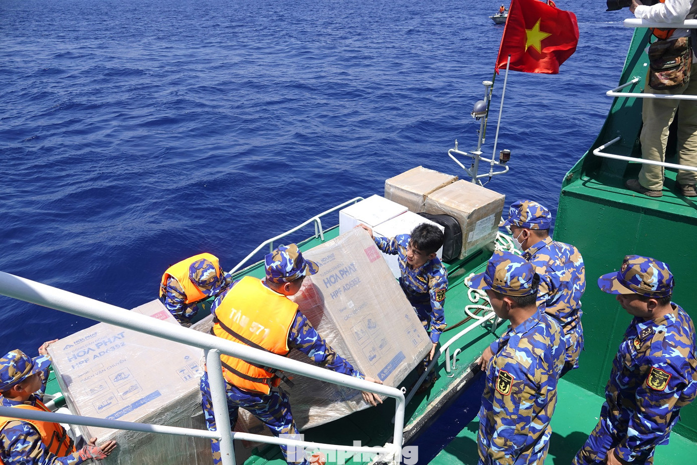 Cán bộ, chiến sĩ Lữ đoàn tàu vận tải, đổ bộ 955 (Vùng 4 Hải quân) vận chuyển quà tặng của đất liền gửi tặng cán bộ, chiến sĩ đóng quân trên quần đảo Trường Sa và nhà giàn DK1, tháng 4/2023. Ảnh: Nguyễn Minh