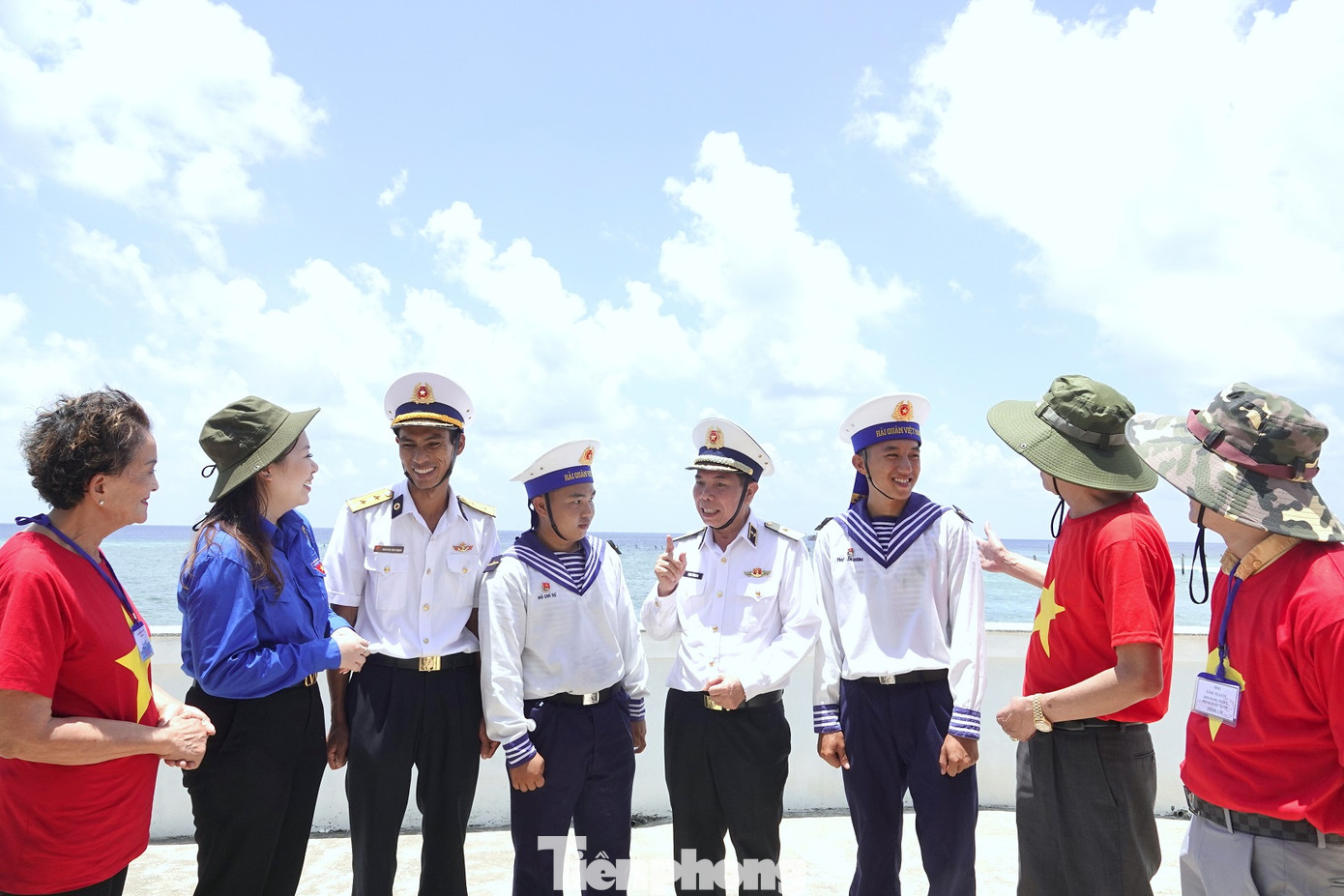 Trưởng đoàn công tác số 4 và các đại biểu trò chuyện với cán bộ, chiến sĩ đảo chìm Len Đao.