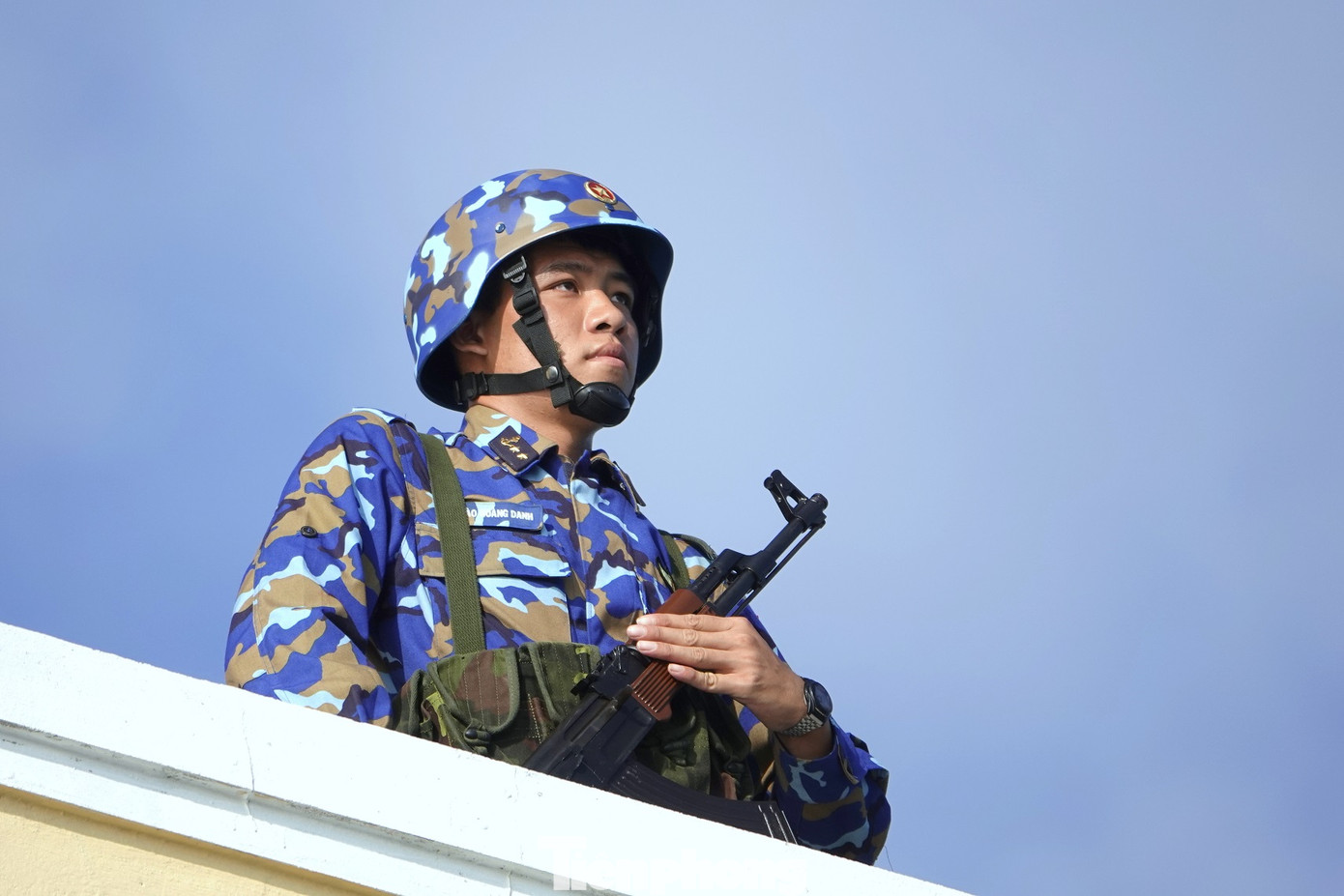 Chiến sĩ đảo Đá Tây B nêu cao cảnh giác, sẵn sàng bảo vệ từng tấc đảo, sải biển.