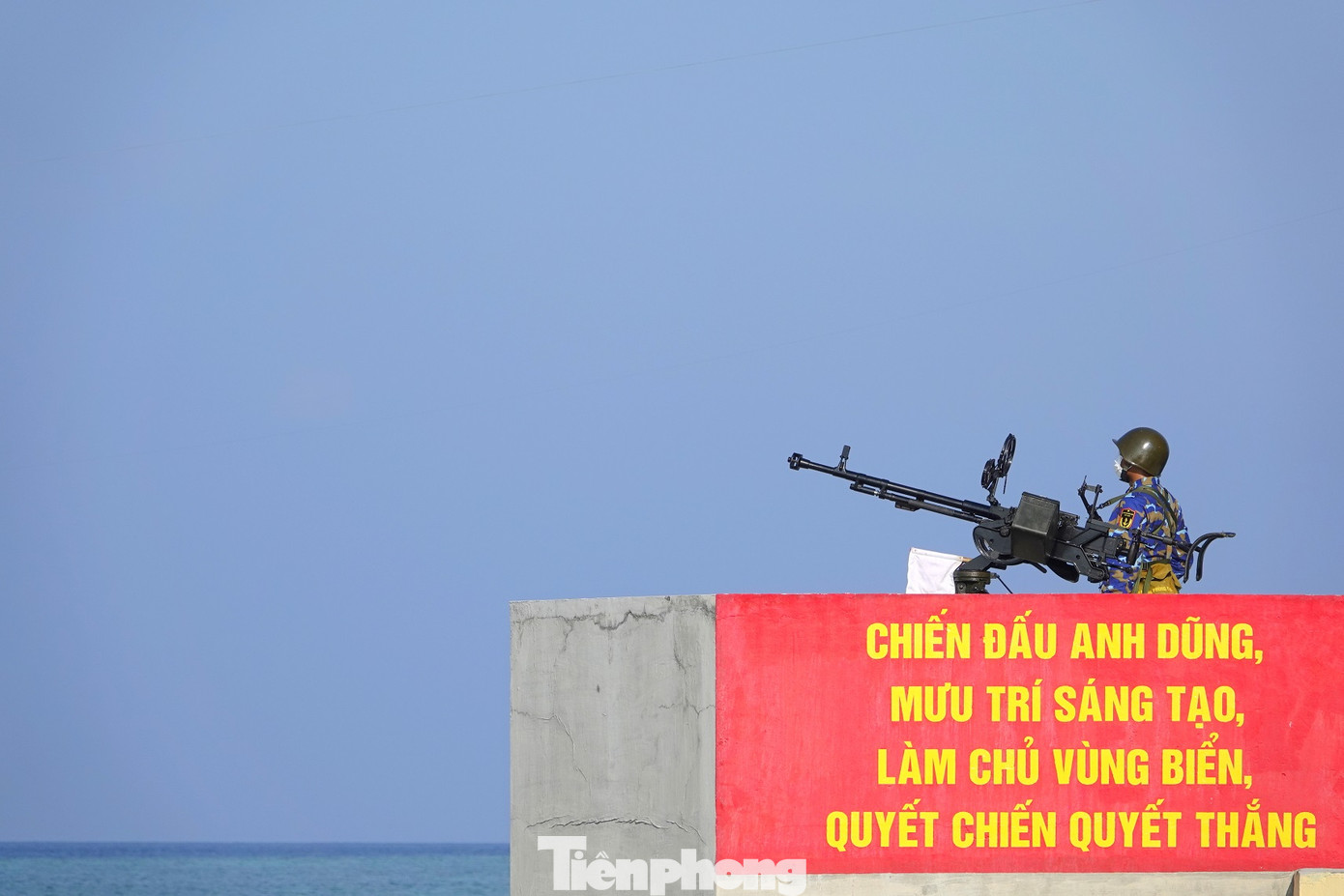 Với ý chí quyết chiến, quyết thắng, mọi cán bộ, chiến sĩ trên quần đảo Trường Sa đều nguyện hiến dâng sức trẻ cho Tổ quốc.