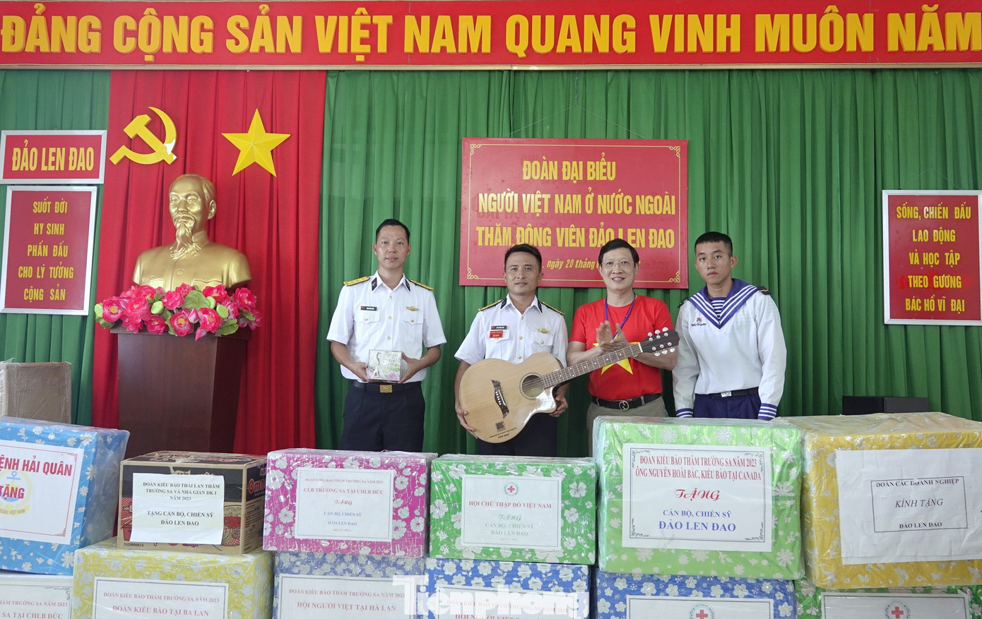 Lãnh đạo Trường Đại học Sư phạm Nghệ thuật trung ương trao món quà tinh thần là cây đàn guitar tặng cán bộ, chiến sĩ đảo chìm Len Đao.