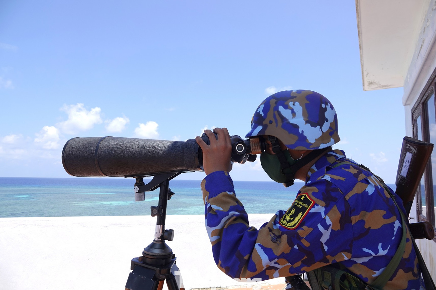 Quan sát mục tiêu trên biển với quyết tâm không để bị động, bất ngờ.