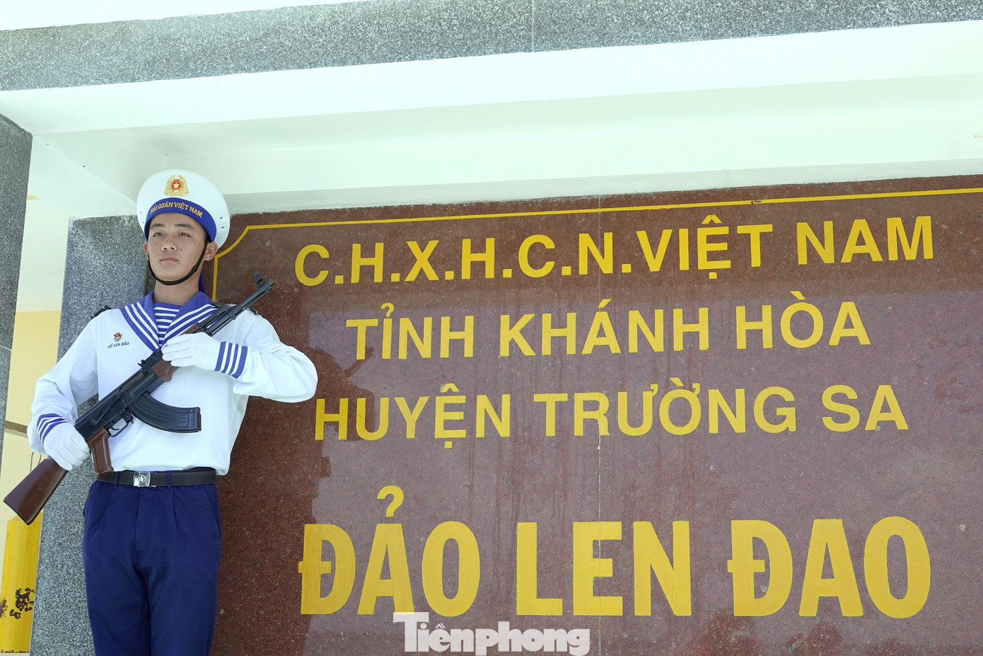 Canh giữ chủ quyền trên đảo chìm Len Đao.