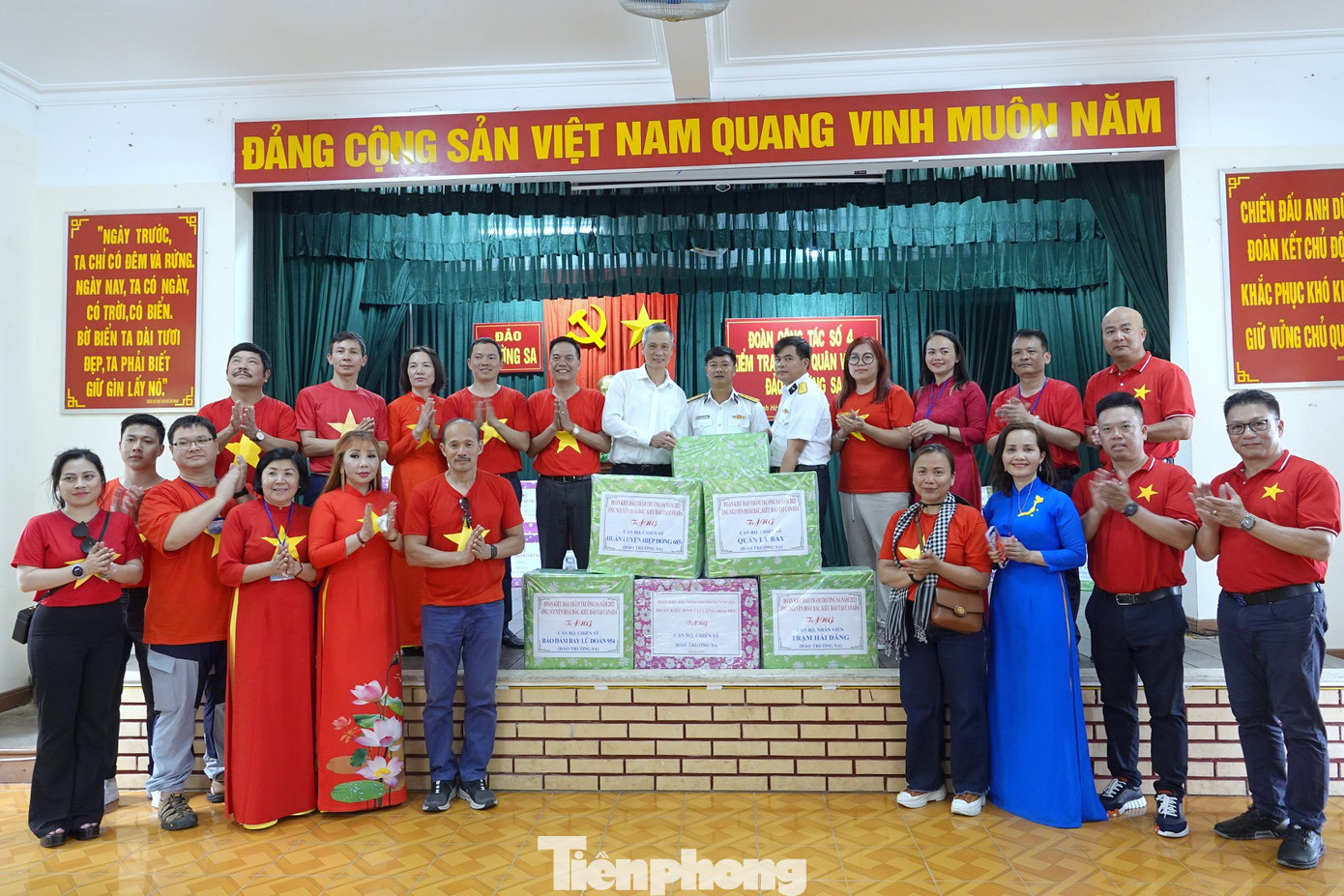 Đại diện Bộ Ngoại giao và kiều bào đến từ 22 quốc gia trao gửi yêu thương tới quân dân đảo Trường Sa.