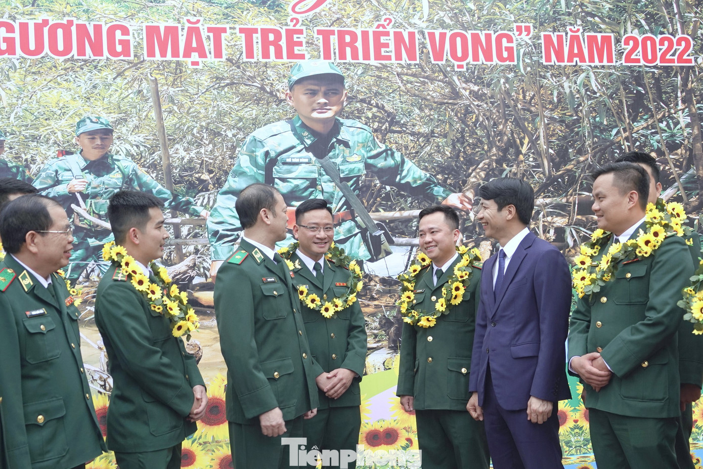 Lãnh đạo Trung ương Đoàn và Bộ Tư lệnh BĐBP trò chuyện với các mặt trẻ tiêu biểu, chiều 15/3. Ảnh: Nguyễn Minh
