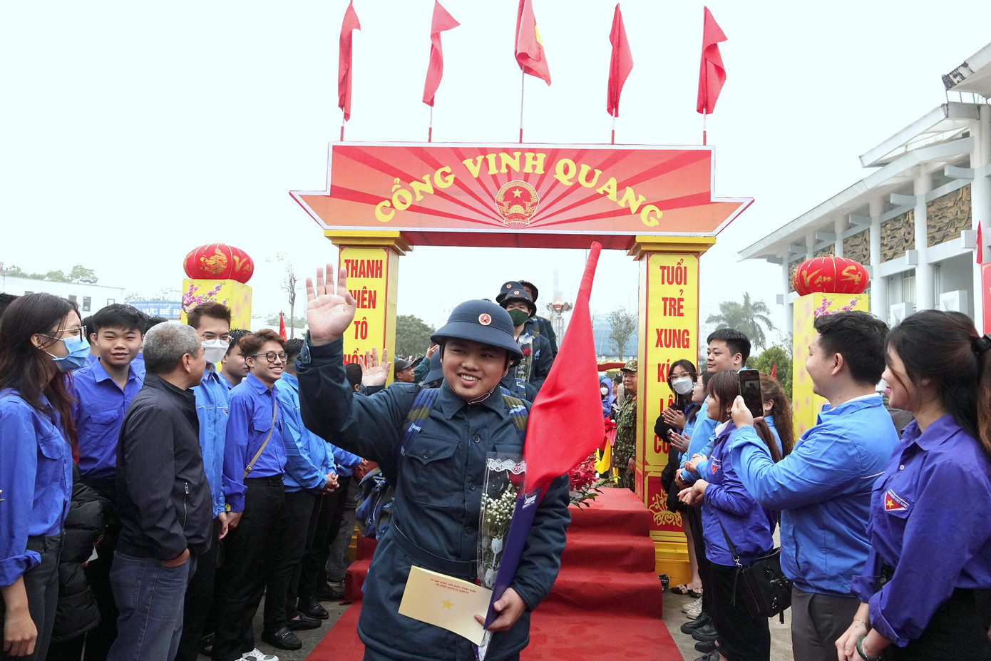 Tại mỗi địa phương, Cổng vinh quang được thiết lập để thanh niên ưu tú bước qua trước khi ra xe về đơn vị nhận quân