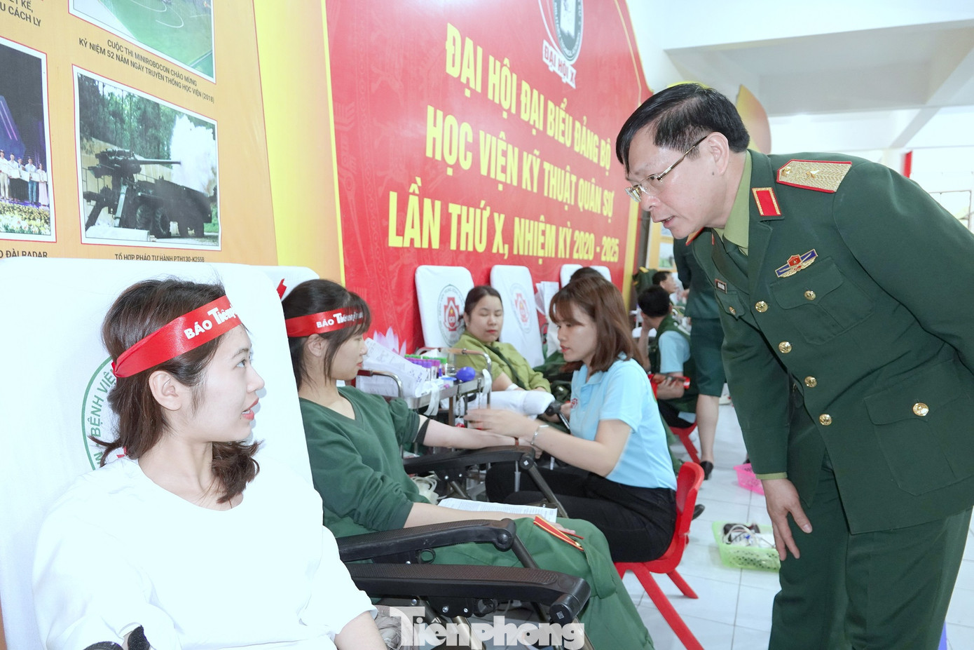 Lãnh đạo Học viện KTQS động viên ĐVTN tham gia hiến máu tình nguyện. Ảnh: Nguyễn Minh