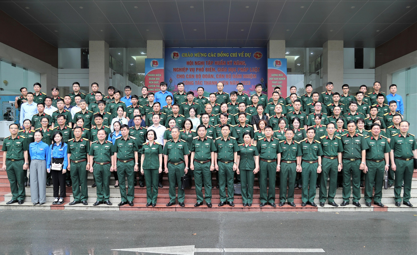 Các đại biểu về dự khai mạc tập huấn, sáng 25/4.