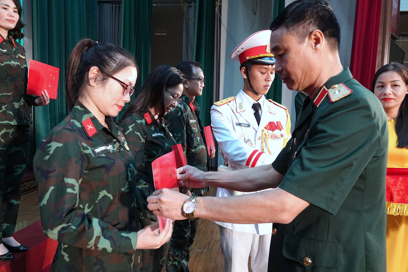 Lãnh đạo Học viện Chính trị trao chứng nhận tốt nghiệp cho các học viên Lớp bồi dưỡng kiến thức quốc phòng và an ninh đối tượng 2 - Khóa 121. Lãnh đạo Học viện Chính trị trao chứng nhận tốt nghiệp cho các học viên Lớp bồi dưỡng kiến thức quốc phòng và an ninh đối tượng 2 - Khóa 121.