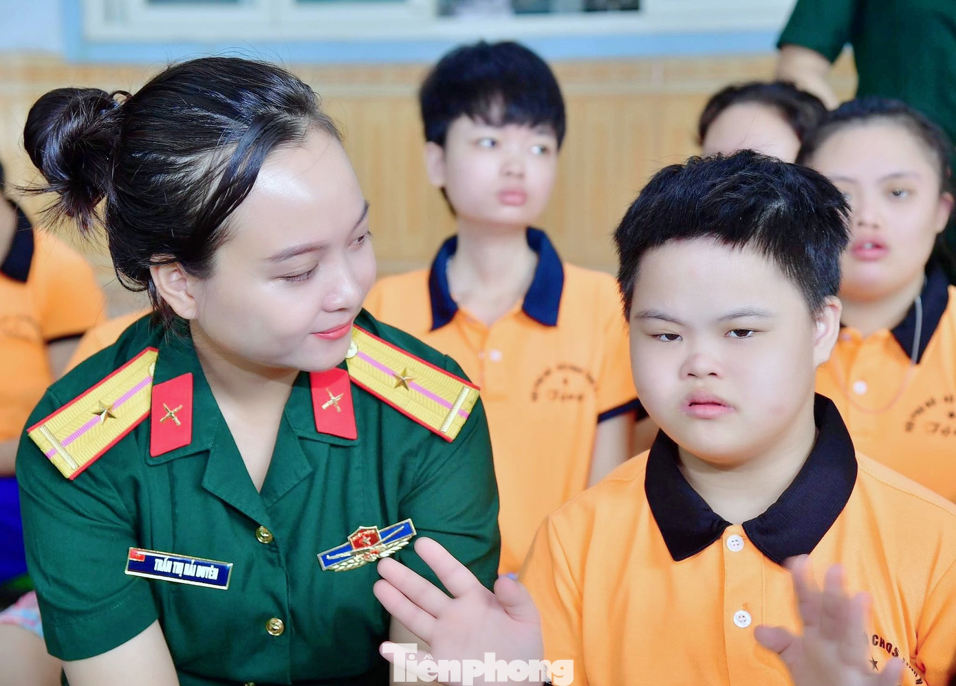 Tận tâm với nhiệm vụ chuyên môn và các hoạt động phong trào, Thiếu úy Hải Duyên luôn tích cực tham gia các hoạt động do Đoàn Thanh niên và Hội Phụ nữ tổ chức. Trong ảnh: Thiếu úy Hải Duyên tới thăm và vui chơi cùng các em nhỏ ở Trung tâm nuôi dưỡng trẻ em mồ côi - khuyết tật Giáo xứ Bố Sơn (Nghệ An).