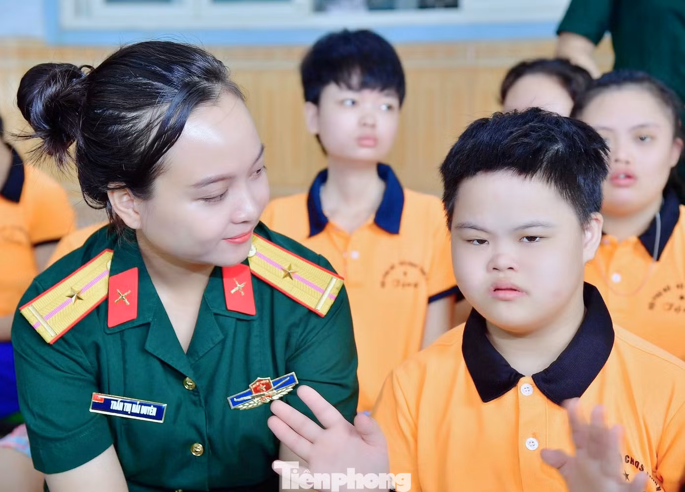 Tận tâm với nhiệm vụ chuyên môn và các hoạt động phong trào, Thiếu úy Hải Duyên luôn tích cực tham gia các hoạt động do Đoàn Thanh niên và Hội Phụ nữ tổ chức. Trong ảnh: Thiếu úy Hải Duyên tới thăm và vui chơi cùng các em nhỏ ở Trung tâm nuôi dưỡng trẻ em mồ côi - khuyết tật Giáo xứ Bố Sơn (Nghệ An).