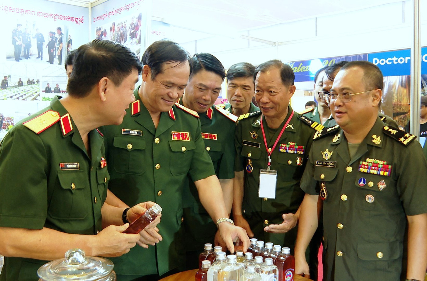 Thượng tướng Vũ Hải Sản - Thứ trưởng Bộ Quốc phòng Việt Nam cùng đại biểu Quân đội hai nước tham quan một khu trưng bày của Campuchia.
