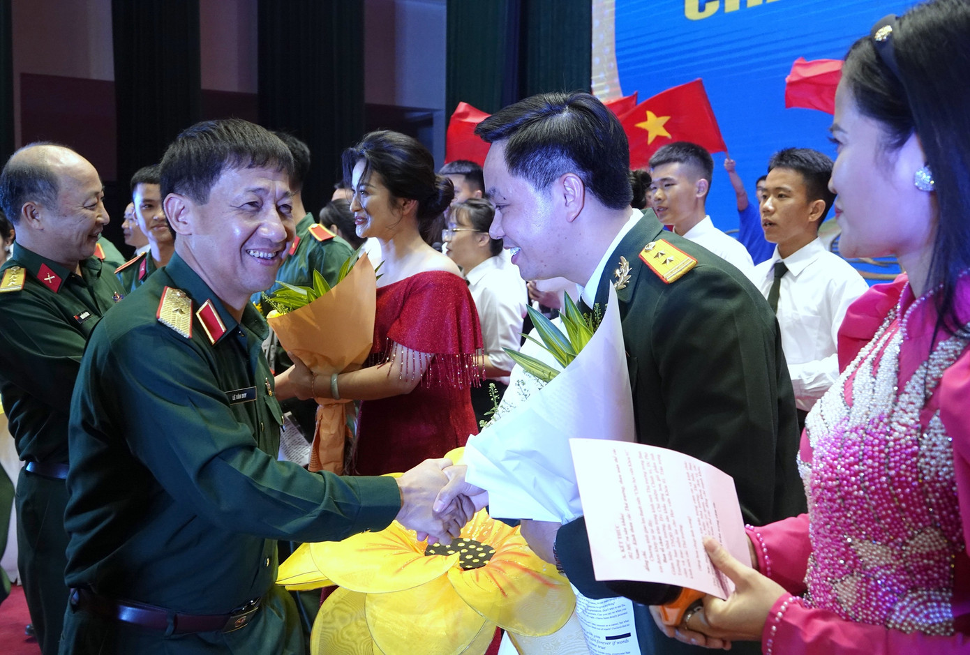 Lãnh đạo Trường Sĩ quan Lục quân 1 chúc mừng các lực lượng tham gia tổ chức, thực hiện chương trình. Lãnh đạo Trường Sĩ quan Lục quân 1 chúc mừng các lực lượng tham gia tổ chức, thực hiện chương trình.