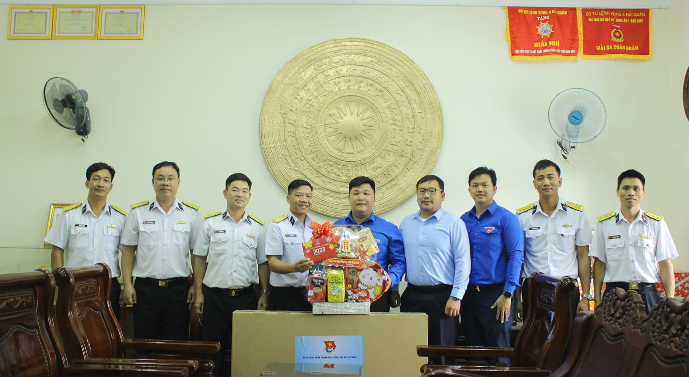 Đoàn công tác của Trung ương Đoàn trao quà Tết tặng cán bộ, chiến sĩ Lữ đoàn 955 Đoàn công tác của Trung ương Đoàn trao quà Tết tặng cán bộ, chiến sĩ Lữ đoàn 955