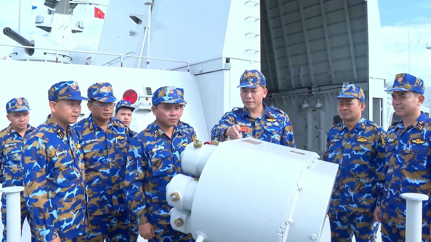 Đại tá Nguyễn Văn Bách - Tư lệnh Vùng 4 Hải quân, kiểm tra các nội dung thi. Đại tá Nguyễn Văn Bách - Tư lệnh Vùng 4 Hải quân, kiểm tra các nội dung thi.