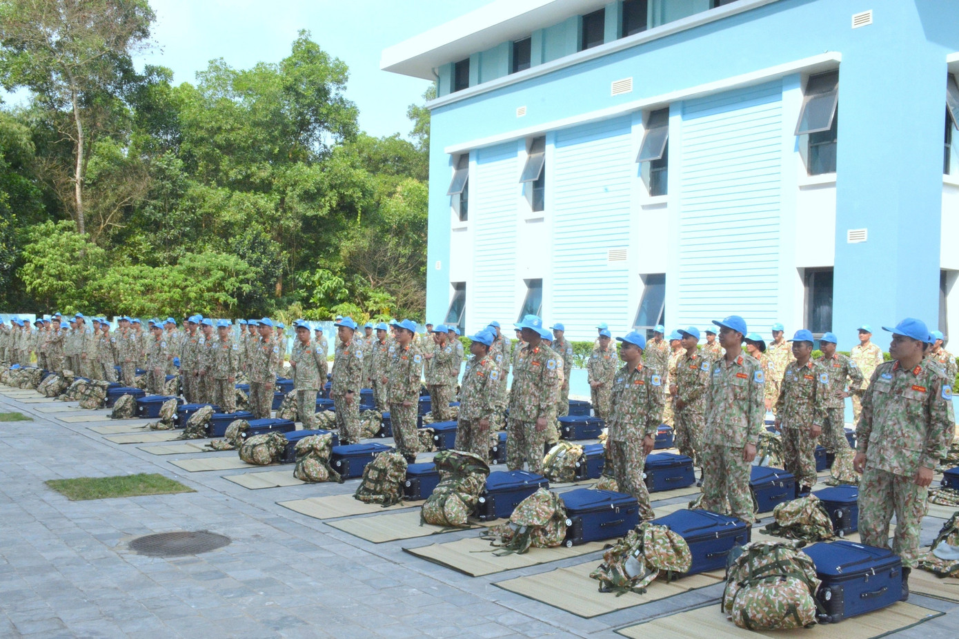 Mỗi cá nhân của ĐCB số 2 được hỗ trợ mang theo 100kg hành lý, vận chuyển bằng máy bay thương mại do LHQ thuê.