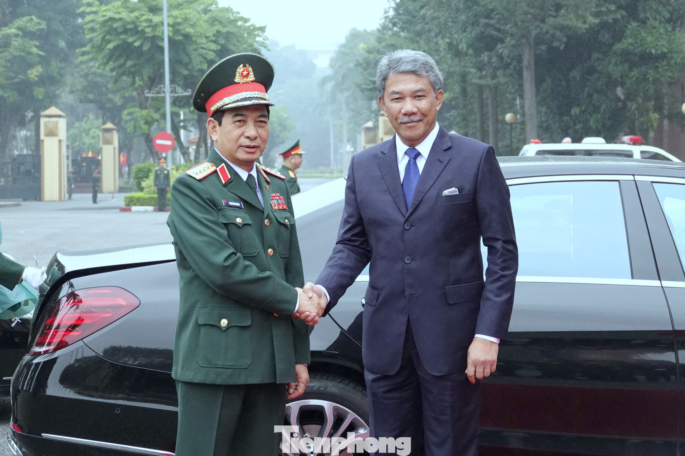 Bộ trưởng Phan Văn Giang đón Bộ trưởng Dato’ Seri Utama Haji Mohamad Bin Haji Hasan tới trụ sở Bộ Quốc phòng dự hội đàm, sáng 4/12.