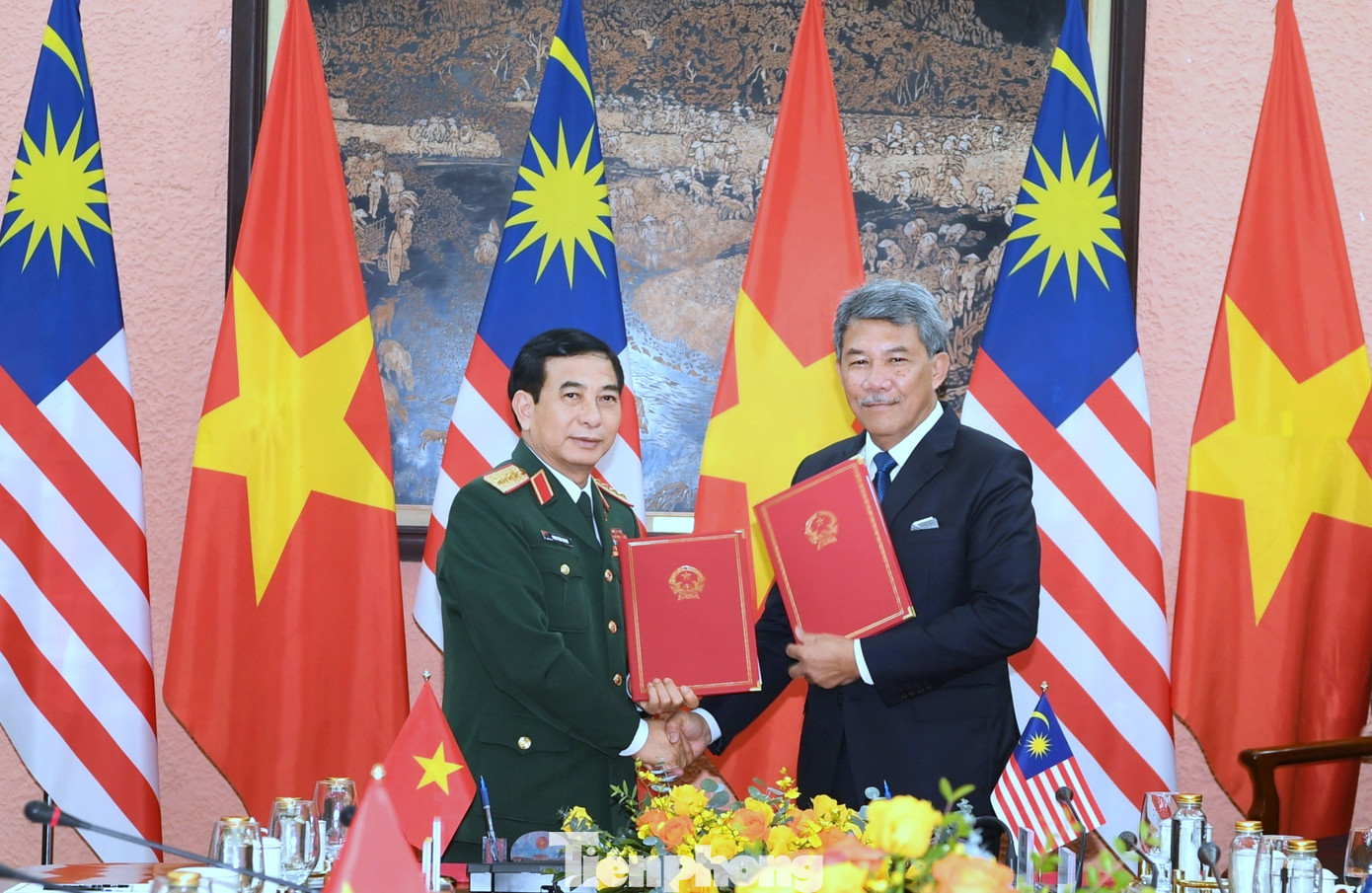 Sau hội đàm, Bộ trưởng Quốc phòng hai nước đã ký kết Bản ghi nhớ về hợp tác quốc phòng song phương.