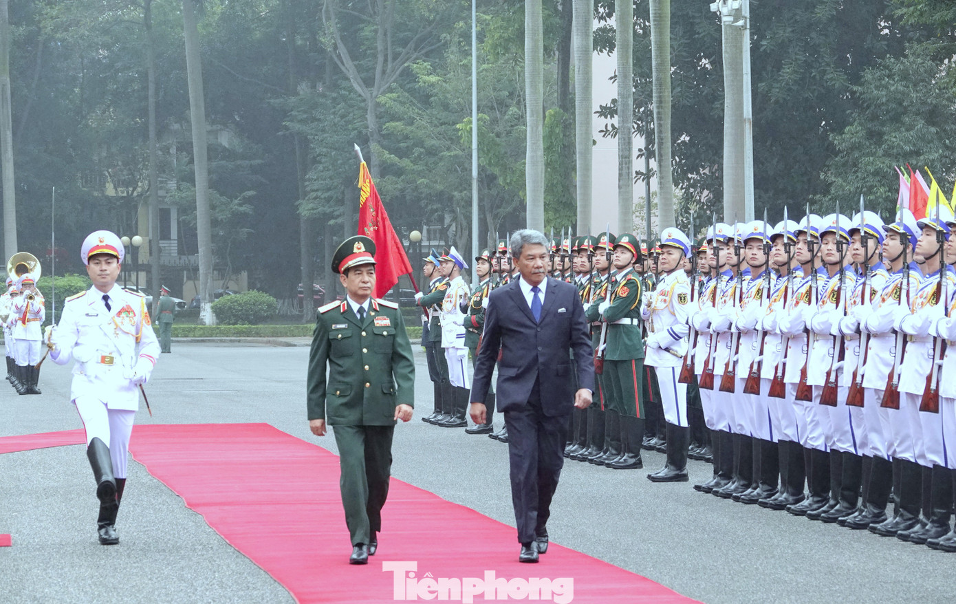 Bộ trưởng Quốc phòng hai nước duyệt Đội danh dự Quân đội nhân dân Việt Nam, tại lễ đón chính thức diễn ra ở trụ sở Bộ Quốc phòng, sáng 4/12. Ảnh: Nguyễn Minh
