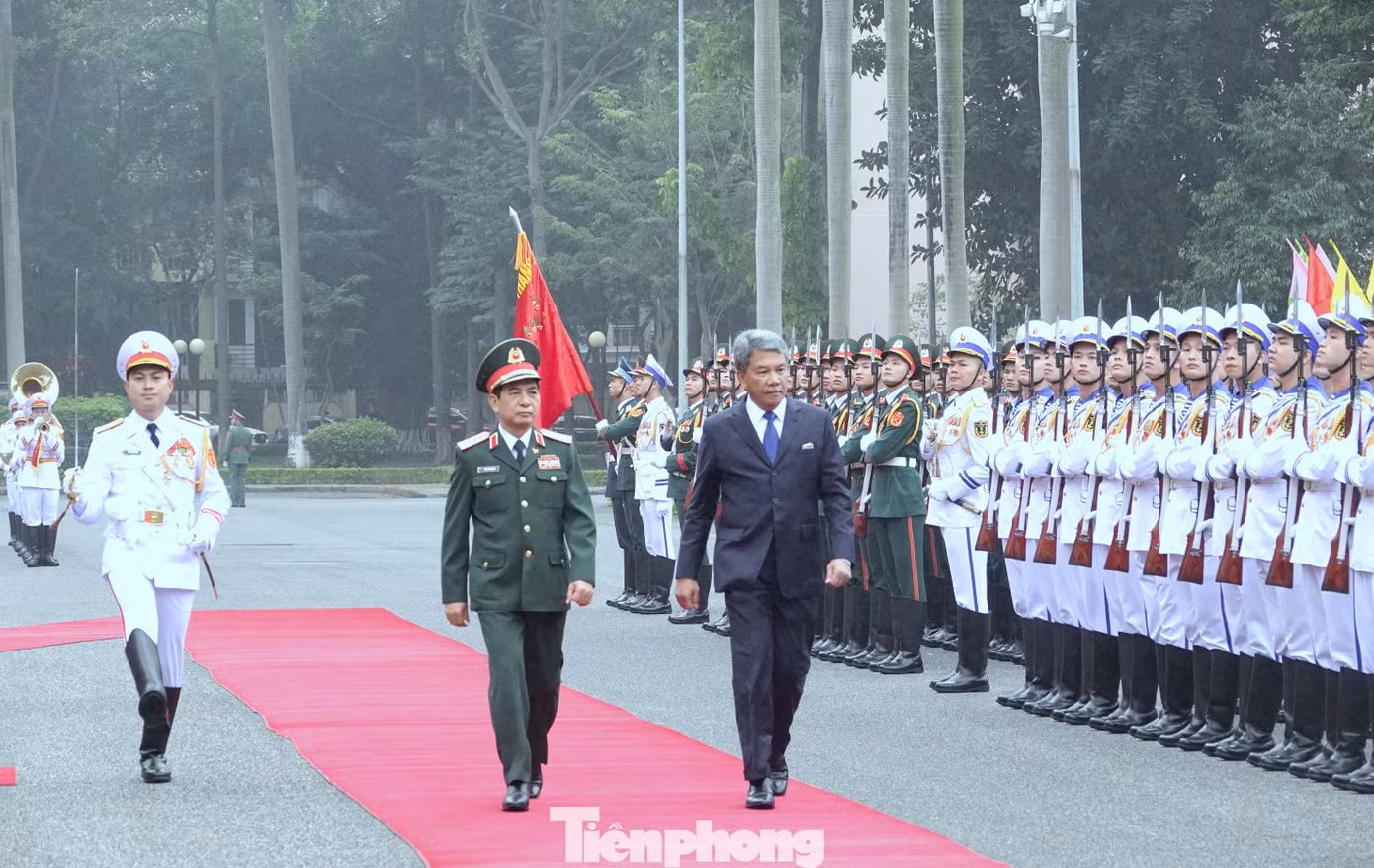 Bộ trưởng Quốc phòng hai nước duyệt Đội danh dự Quân đội nhân dân Việt Nam, tại lễ đón chính thức diễn ra ở trụ sở Bộ Quốc phòng, sáng 4/12. Ảnh: Nguyễn Minh Bộ trưởng Quốc phòng hai nước duyệt Đội danh dự Quân đội nhân dân Việt Nam, tại lễ đón chính thức diễn ra ở trụ sở Bộ Quốc phòng, sáng 4/12. Ảnh: Nguyễn Minh
