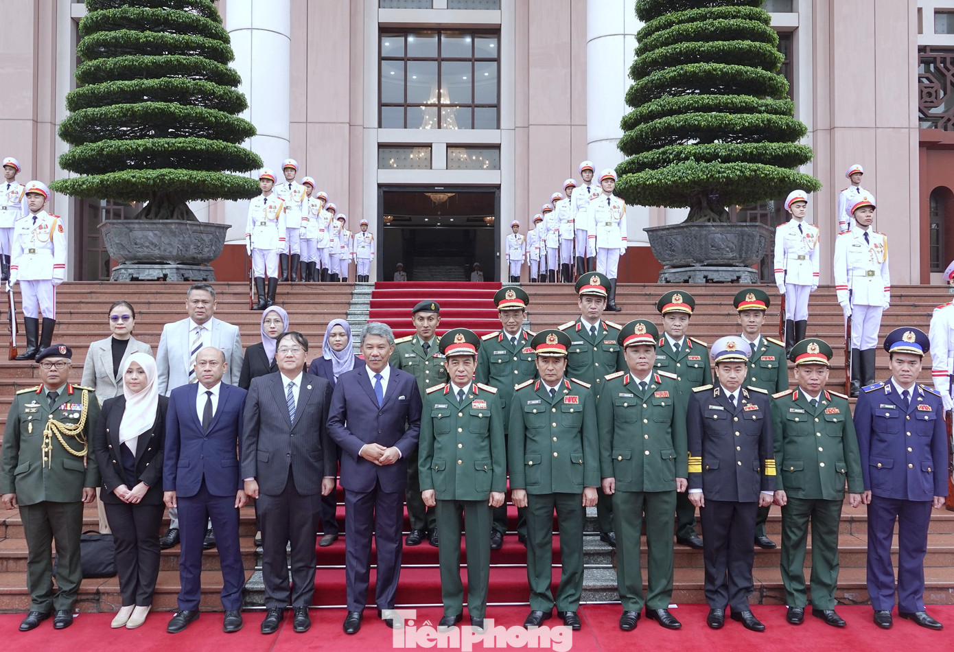 Đoàn đại biểu quân sự hai nước dự hội đàm.