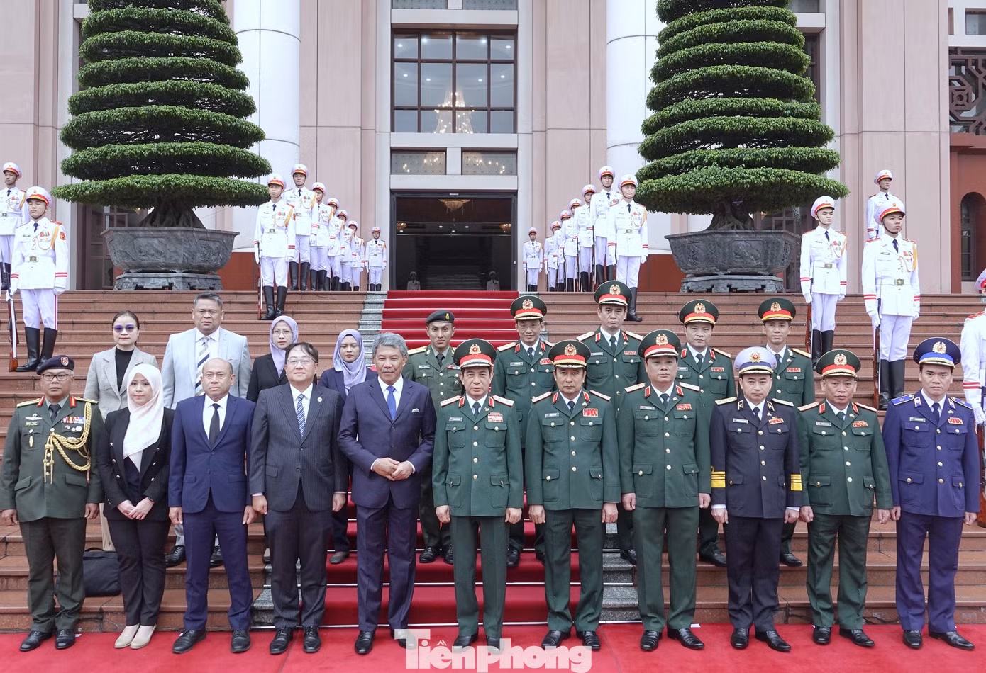 Đoàn đại biểu quân sự hai nước dự hội đàm. Đoàn đại biểu quân sự hai nước dự hội đàm.