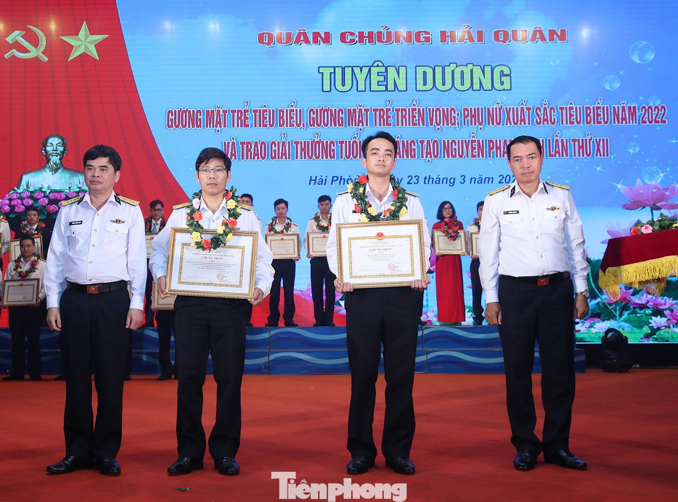 Trao Giải thưởng Tuổi trẻ sáng tạo Nguyễn Phan Vinh lần thứ XII cho các tác giả, nhóm tác giả có công trình đoạt giải B. Trao Giải thưởng Tuổi trẻ sáng tạo Nguyễn Phan Vinh lần thứ XII cho các tác giả, nhóm tác giả có công trình đoạt giải B.