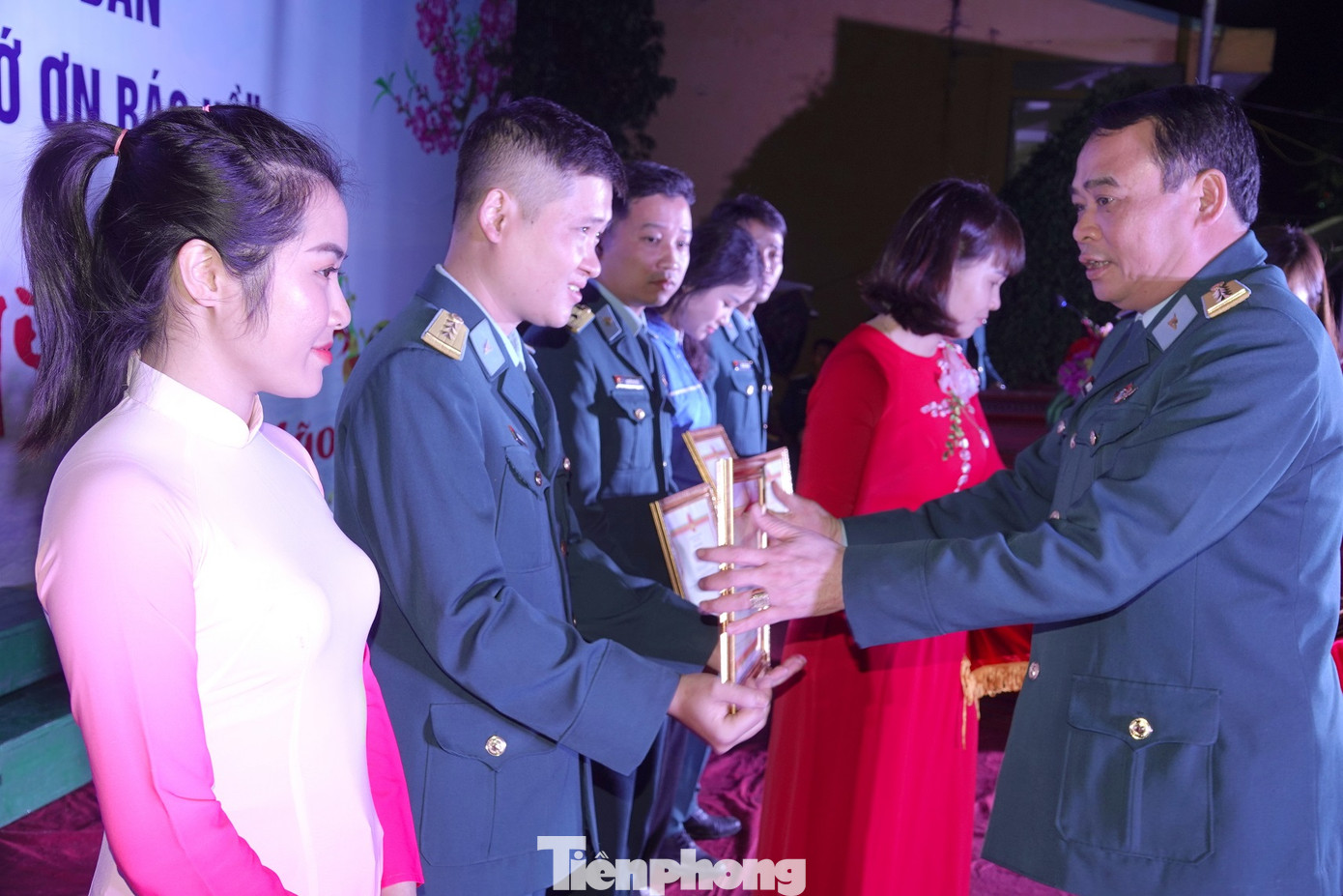 Lãnh đạo Sư đoàn Phòng không 363 trao thưởng cho các đơn vị có thành tích tiêu biểu trong tổ chức, thực hiện chương trình