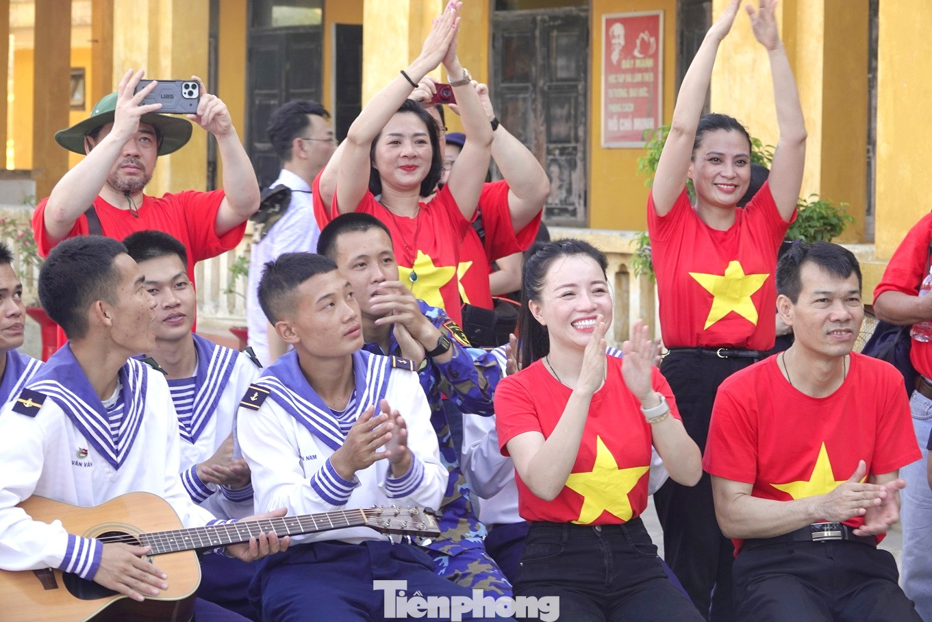 Cán bộ, giảng viên, ca sĩ của Trường Đại học Sư phạm Nghệ thuật Trung ương giao lưu văn nghệ với chiến sĩ đảo Sinh Tồn Đông, tháng 4/2023. Ảnh: Nguyễn Minh Cán bộ, giảng viên, ca sĩ của Trường Đại học Sư phạm Nghệ thuật Trung ương giao lưu văn nghệ với chiến sĩ đảo Sinh Tồn Đông, tháng 4/2023. Ảnh: Nguyễn Minh