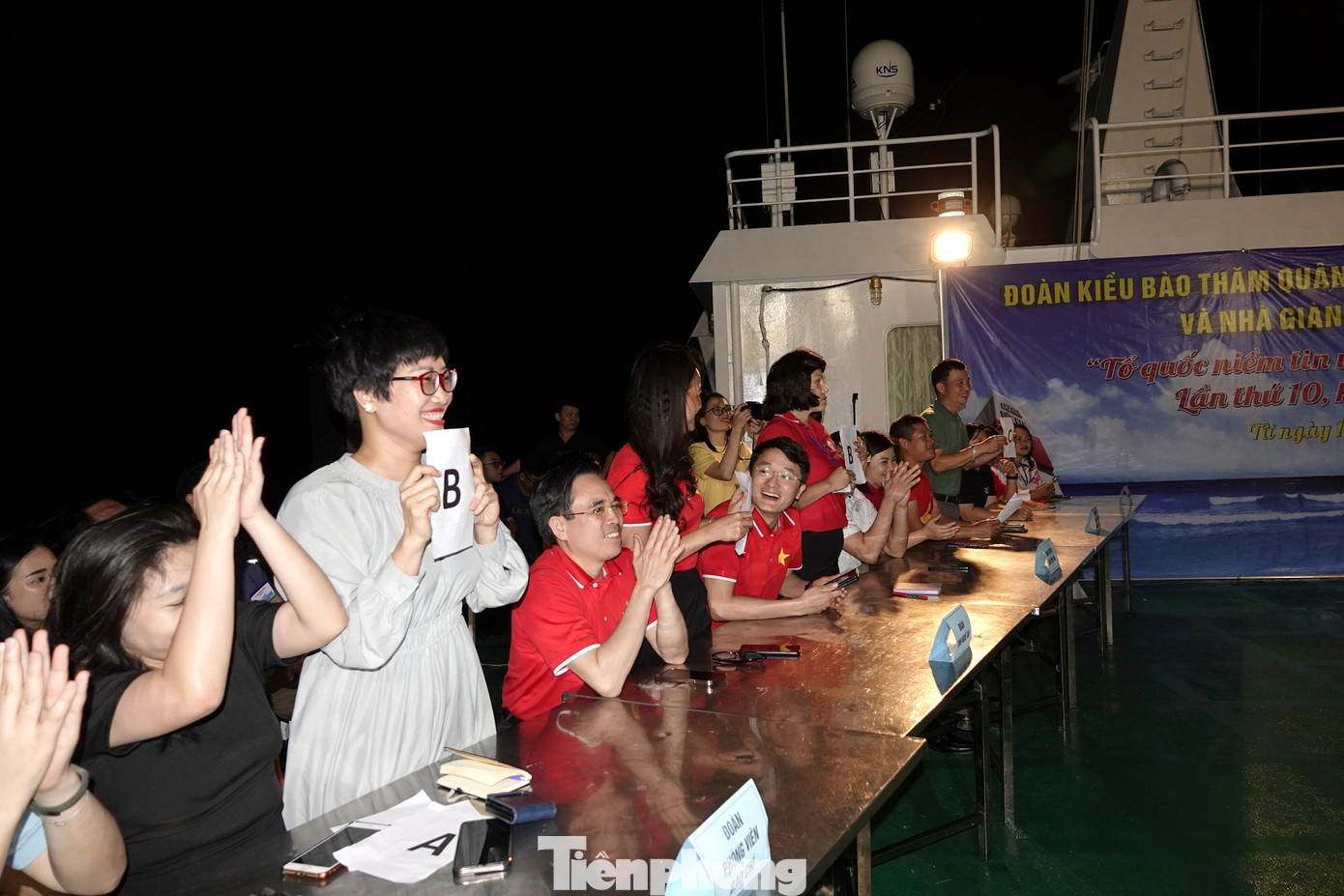 Thành viên đoàn công tác số 4 (năm 2023) tham gia cuộc thi tìm hiểu về chủ quyền biển đảo Tổ quốc, trên boong tàu Trường Sa 571, trên hành trình ra thăm quần đảo Trường Sa và nhà giàn DK1. Ảnh: Nguyễn Minh Thành viên đoàn công tác số 4 (năm 2023) tham gia cuộc thi tìm hiểu về chủ quyền biển đảo Tổ quốc, trên boong tàu Trường Sa 571, trên hành trình ra thăm quần đảo Trường Sa và nhà giàn DK1. Ảnh: Nguyễn Minh