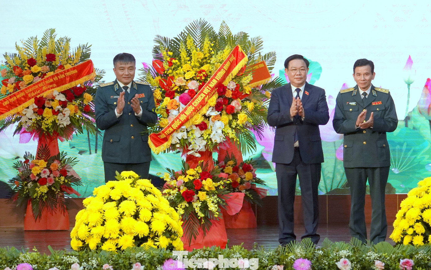 Chủ tịch Quốc hội tặng hoa chúc mừng 60 năm Ngày truyền thống Quân chủng PK-KQ. Chủ tịch Quốc hội tặng hoa chúc mừng 60 năm Ngày truyền thống Quân chủng PK-KQ.