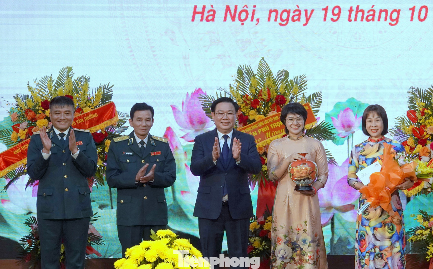 Tại lễ kỷ niệm, Chủ tịch Quốc hội trao quà tặng Phụ nữ Quân chủng PK-KQ, nhân ngày thành lập Hội LHPN Việt Nam 20/10. Tại lễ kỷ niệm, Chủ tịch Quốc hội trao quà tặng Phụ nữ Quân chủng PK-KQ, nhân ngày thành lập Hội LHPN Việt Nam 20/10.