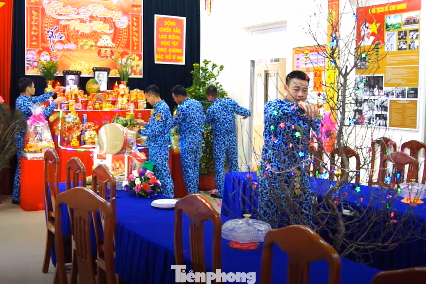 Các hoạt động nhằm tạo không gian sinh hoạt văn hoá cho lực lượng thực hiện nhiệm vụ trực đảm bảo vui tươi, an toàn, tiết kiệm, sẵn sàng chiến đấu cao và đậm đà hương vị tết cổ truyền của dân tộc, đúng thuần phong mỹ tục. (Trong ảnh: Thủy thủ tàu ngầm 184 - Hải Phòng trang trí phòng đón xuân)