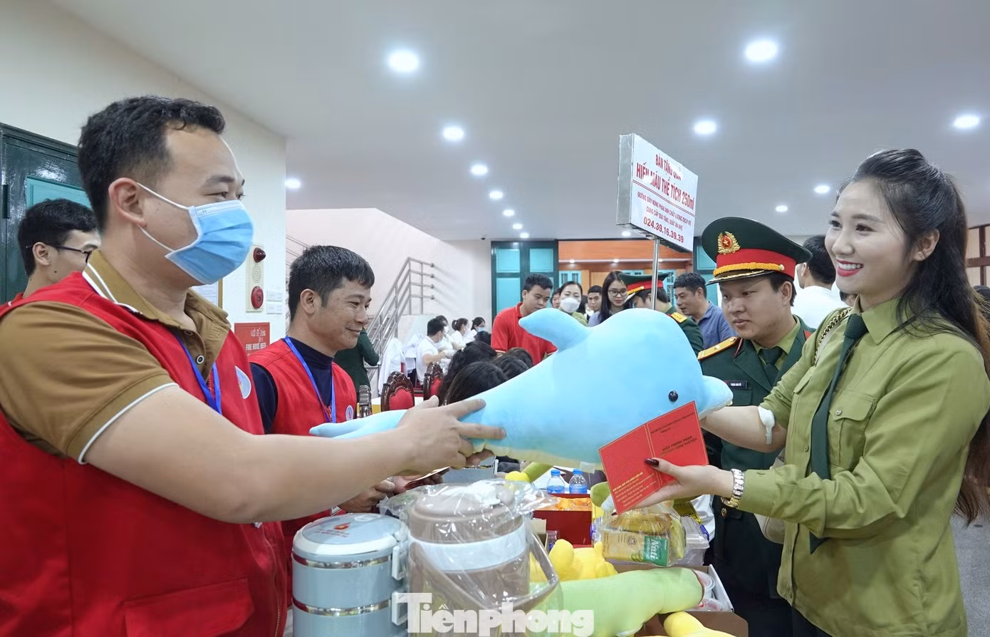 Trao chứng nhận và phần quà lưu niệm cho cán bộ, đoàn viên thanh niên tham gia hiến máu. Ảnh: Nguyễn Minh