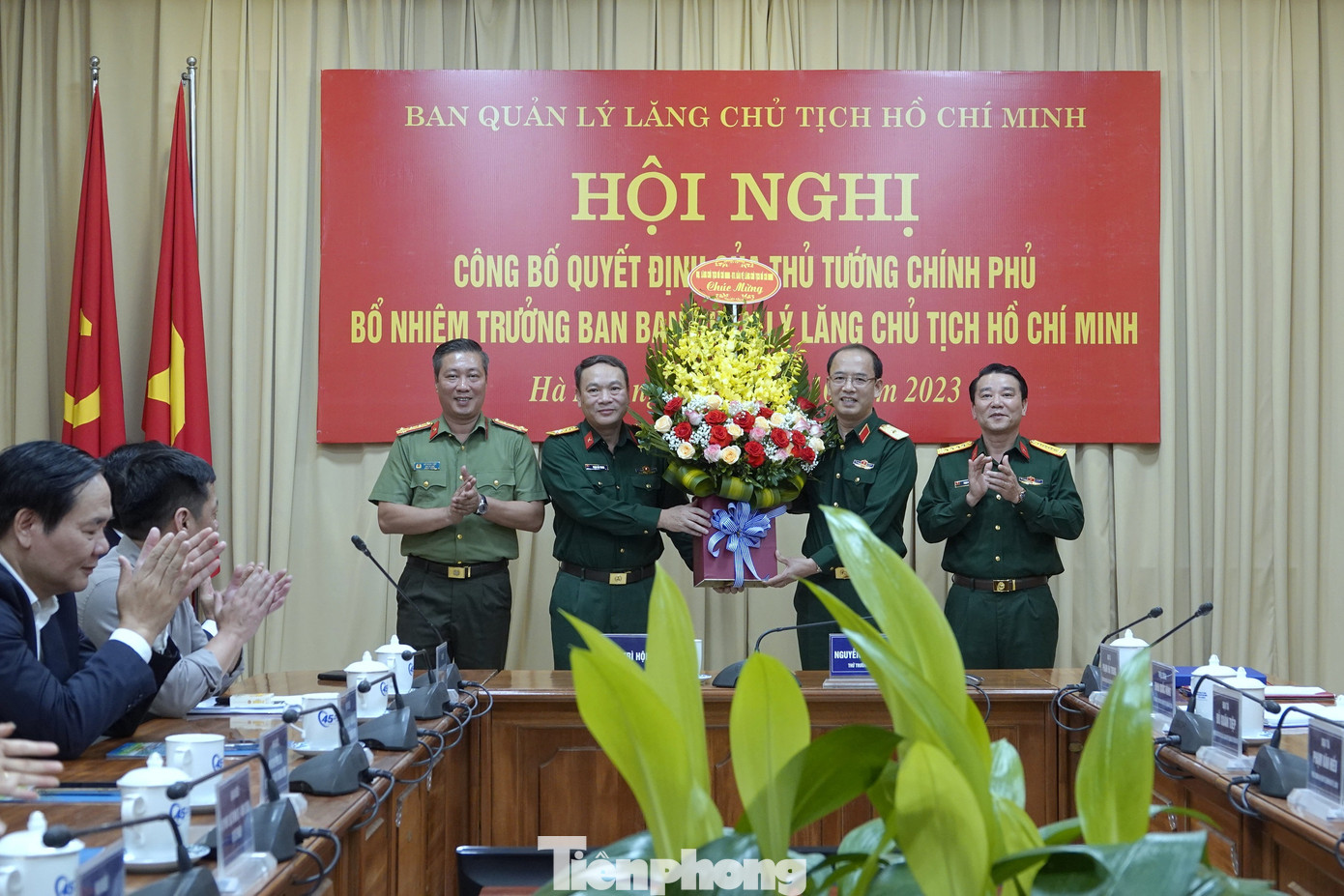 Thường vụ Đảng uỷ Đoàn 969, lãnh đạo Ban Quản lý Lăng Chủ tịch Hồ Chí Minh, tặng hoa chúc mừng Đại tá Phạm Hải Trung.