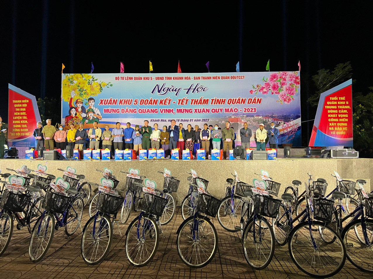 Lãnh đạo Quân khu 5 và tỉnh Khánh Hòa trao quà Tết tặng gia đình có công với cách mạng, tối 16/1