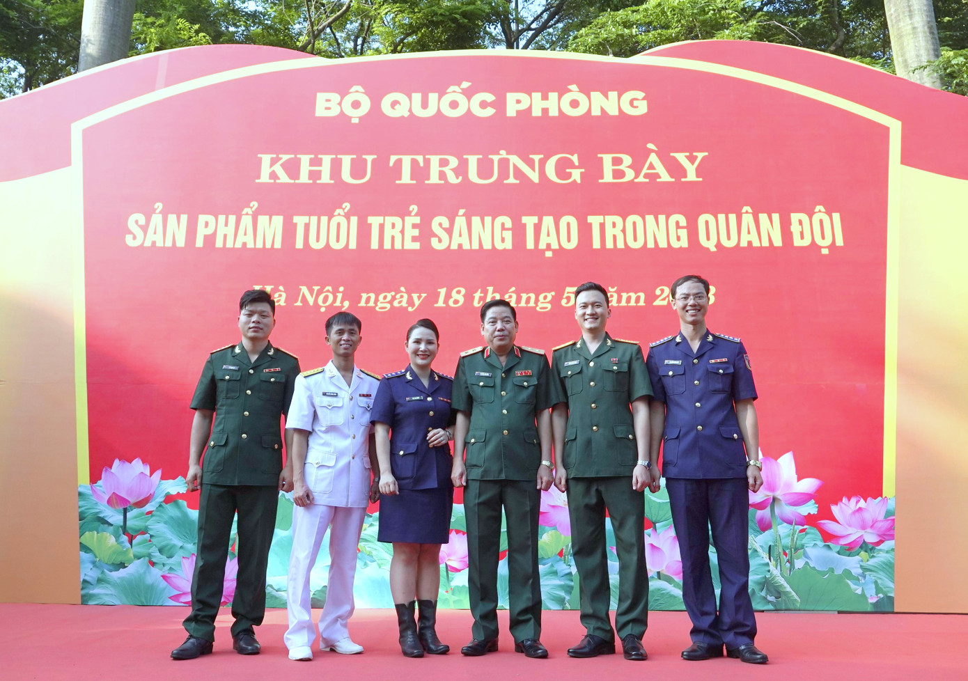 Trung tướng Nguyễn Văn Gấu - Phó chủ nhiệm Tổng cục Chính trị Quân đội nhân dân Việt Nam, Chủ tịch Hội đồng Giải thưởng TTST trong Quân đội (thứ 3 từ phải sang) và Thượng úy Trần Thanh Tùng (thứ 2 từ phải sang) cùng các tác giả giành Giải thưởng lần thứ 23. Ảnh: Nguyễn Minh