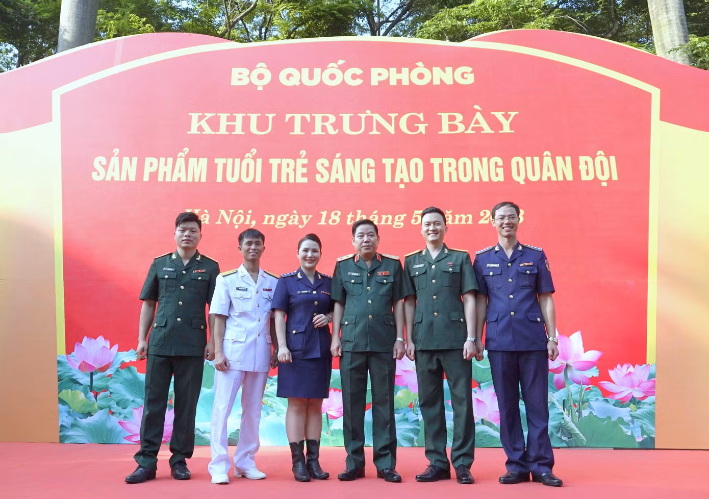 Trung tướng Nguyễn Văn Gấu - Phó chủ nhiệm Tổng cục Chính trị Quân đội nhân dân Việt Nam, Chủ tịch Hội đồng Giải thưởng TTST trong Quân đội (thứ 3 từ phải sang) và Thượng úy Trần Thanh Tùng (thứ 2 từ phải sang) cùng các tác giả giành Giải thưởng lần thứ 23. Ảnh: Nguyễn Minh