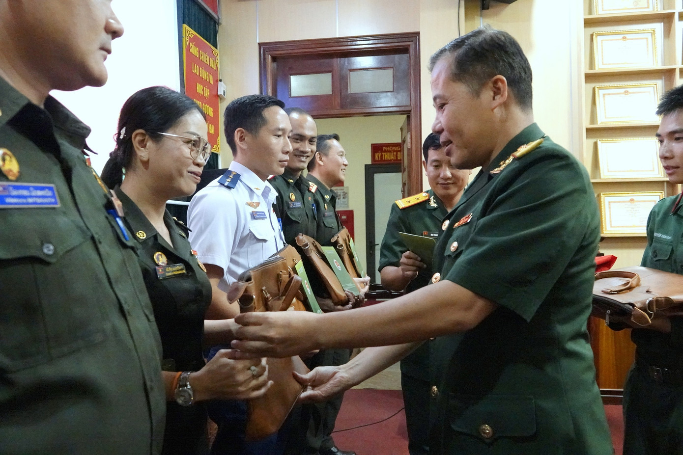 Thượng tá Trần Hữu Dũng - Phó trưởng Ban Thanh niên Quân đội trao quà tặng thành viên đoàn cán bộ thanh niên Quân đội nhân dân Lào.