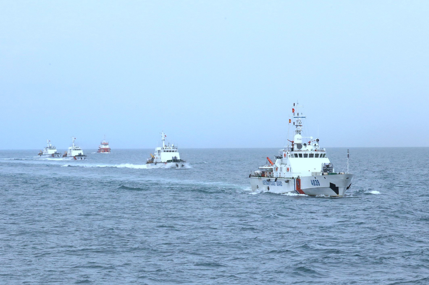 Biên đội tàu CSB Việt Nam hành quân trên biển. Biên đội tàu CSB Việt Nam hành quân trên biển.