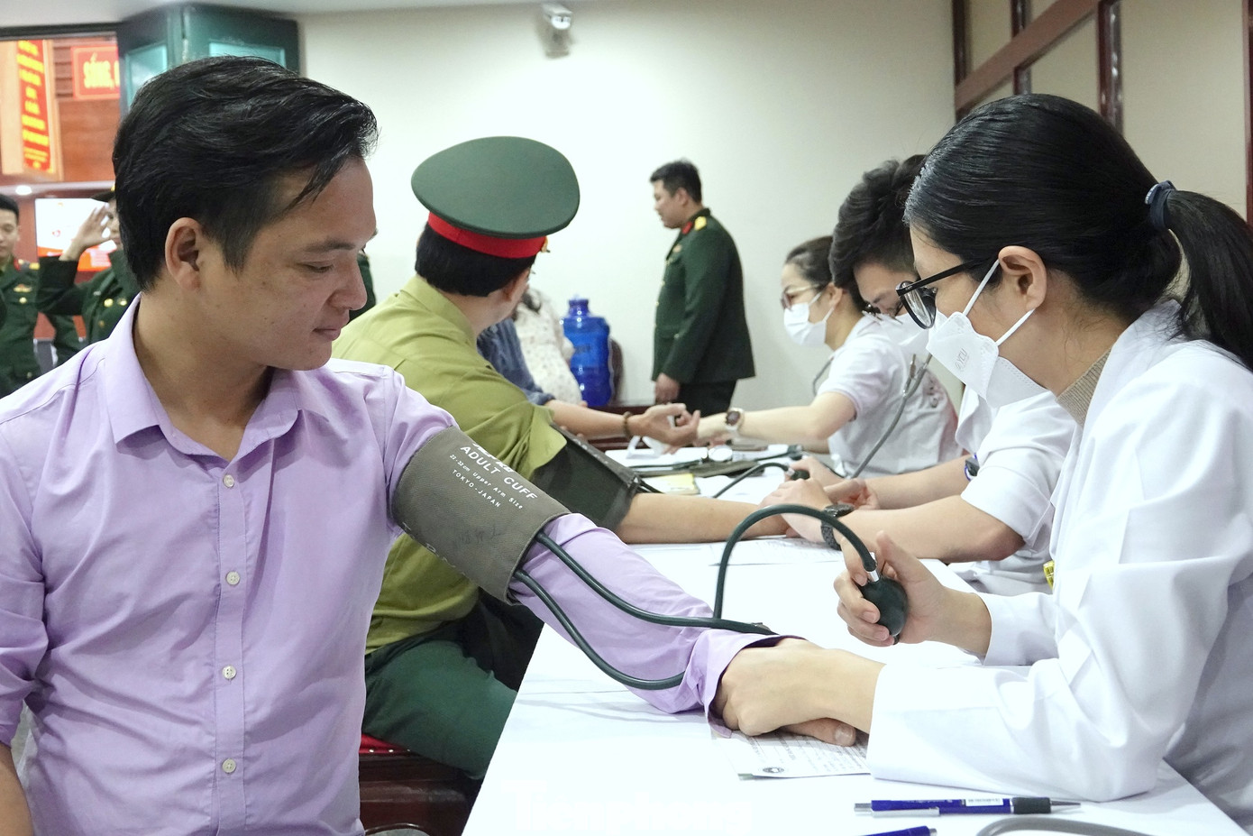 Y bác sĩ Bệnh viện Quân y 103 tiến hành đo huyết áp, lấy mẫu máu và xét nghiệm nhóm máu của cán bộ, ĐVTN tham gia hiến máu. Y bác sĩ Bệnh viện Quân y 103 tiến hành đo huyết áp, lấy mẫu máu và xét nghiệm nhóm máu của cán bộ, ĐVTN tham gia hiến máu.