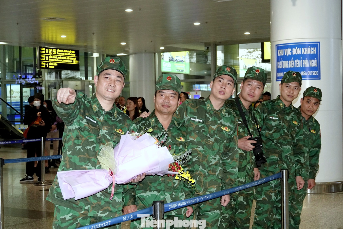 Đồng đội chờ đón 76 quân nhân trở về tại sảnh chờ sân bay Nội Bài. Ảnh: Nguyễn Minh