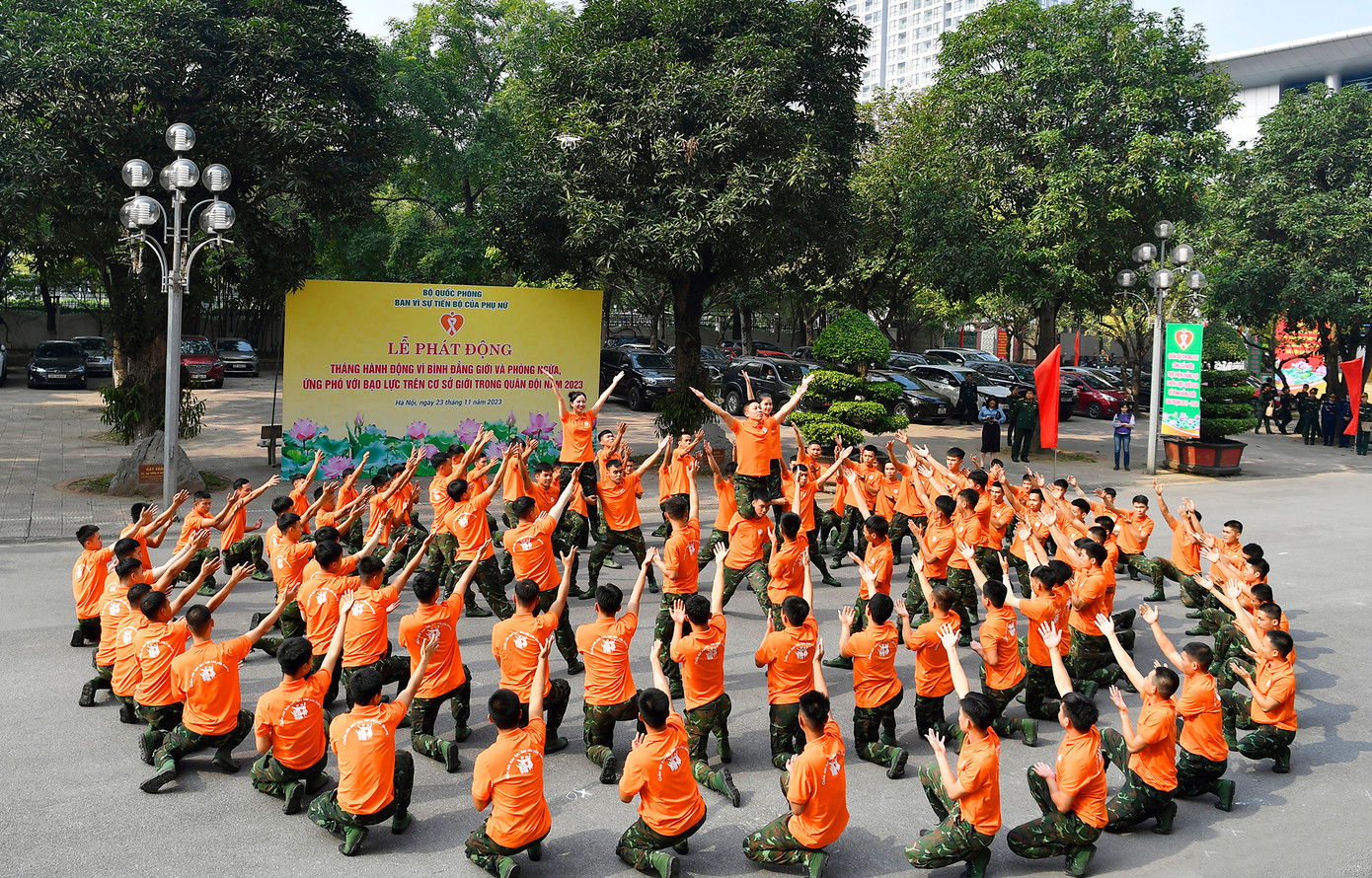 Các nam nữ quân nhân đồng diễn flashmob tại lễ phát động. Các nam nữ quân nhân đồng diễn flashmob tại lễ phát động.