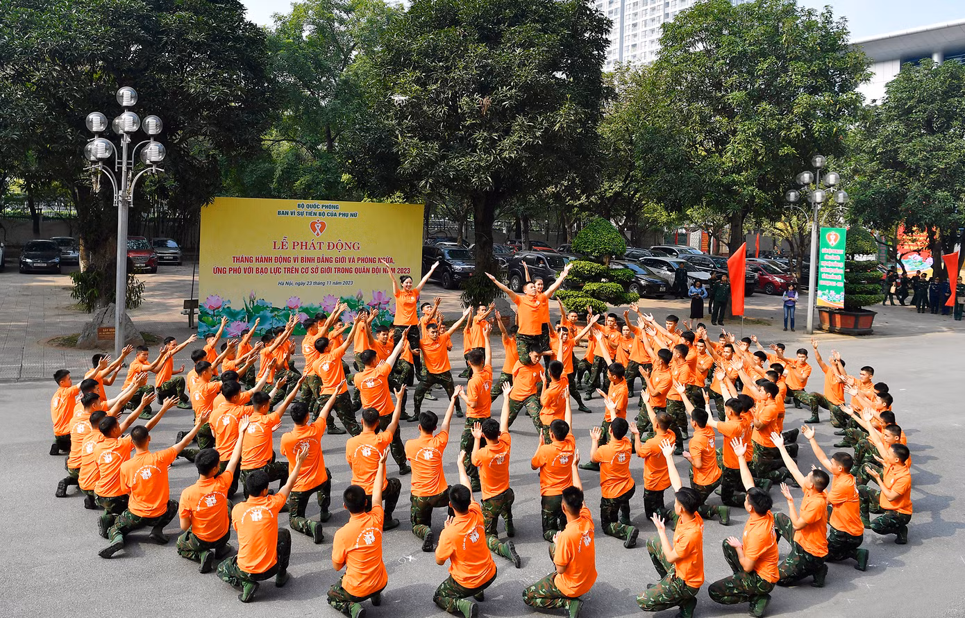 Các nam nữ quân nhân đồng diễn flashmob tại lễ phát động. Các nam nữ quân nhân đồng diễn flashmob tại lễ phát động.