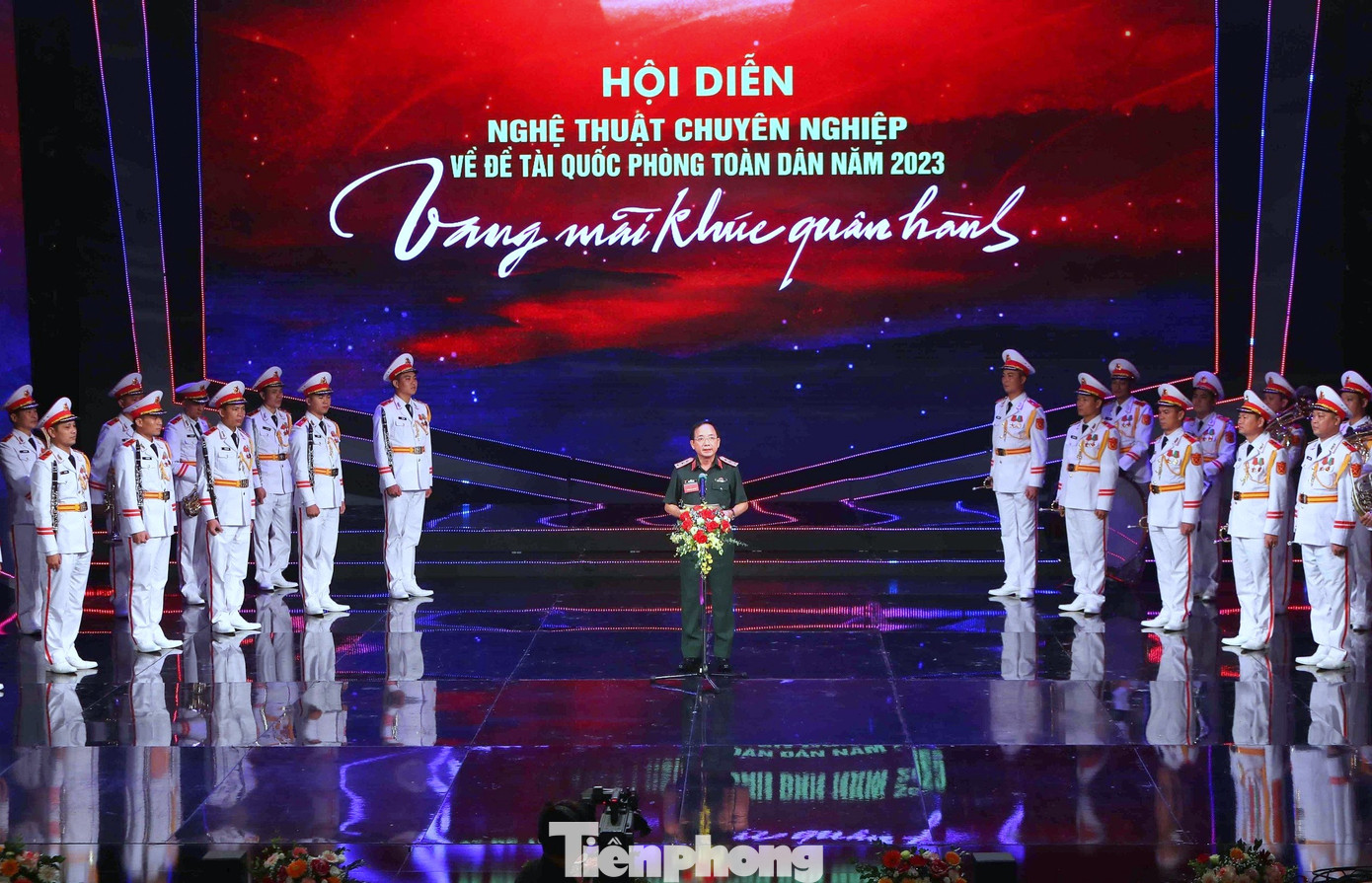 Bên lề hội diễn, sẽ có 13 đoàn nghệ thuật biểu diễn phục vụ bộ đội và nhân dân trên địa bàn Hà Nội tại 13 điểm trong thời gian từ 13/10 đến 16/10. Theo kế hoạch, hội diễn sẽ bế mạc vào tối 21/10. Bên lề hội diễn, sẽ có 13 đoàn nghệ thuật biểu diễn phục vụ bộ đội và nhân dân trên địa bàn Hà Nội tại 13 điểm trong thời gian từ 13/10 đến 16/10. Theo kế hoạch, hội diễn sẽ bế mạc vào tối 21/10.