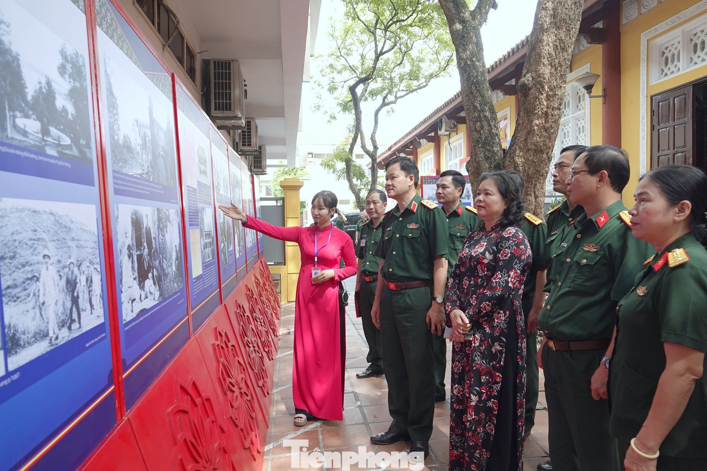 Đại biểu dự hội thảo tham quan khu vực trưng bày ảnh về cuộc đời và sự nghiệp của Chủ tịch Hồ Chí Minh.