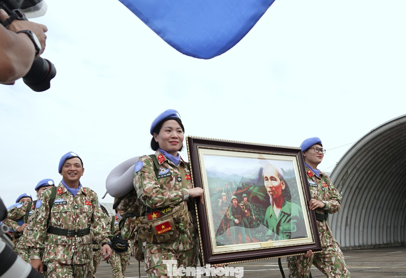 Bức tranh &quot;Bác đang cùng chúng cháu hành quân&quot; được Đội Công binh số 2 trân trọng mang theo chuyến bay tới Abyei.
