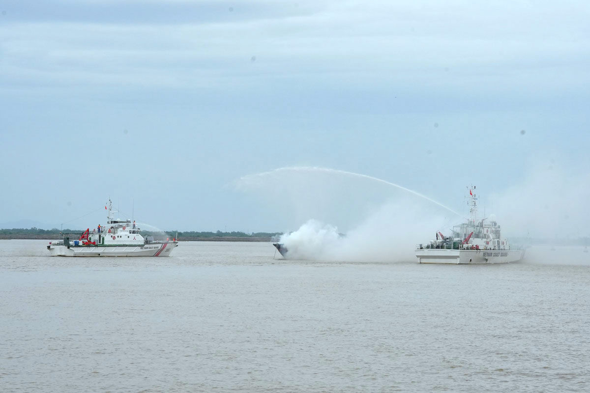 Tàu CSB diễn tập thực hành tìm kiếm, cứu hộ cứu nạn và ứng phó sự cố tràn dầu năm 2023, tại Hải Phòng. Tàu CSB diễn tập thực hành tìm kiếm, cứu hộ cứu nạn và ứng phó sự cố tràn dầu năm 2023, tại Hải Phòng.